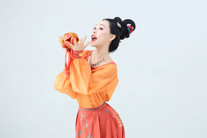 穿着古代唐朝服饰妆造表演古典舞的美丽舞者