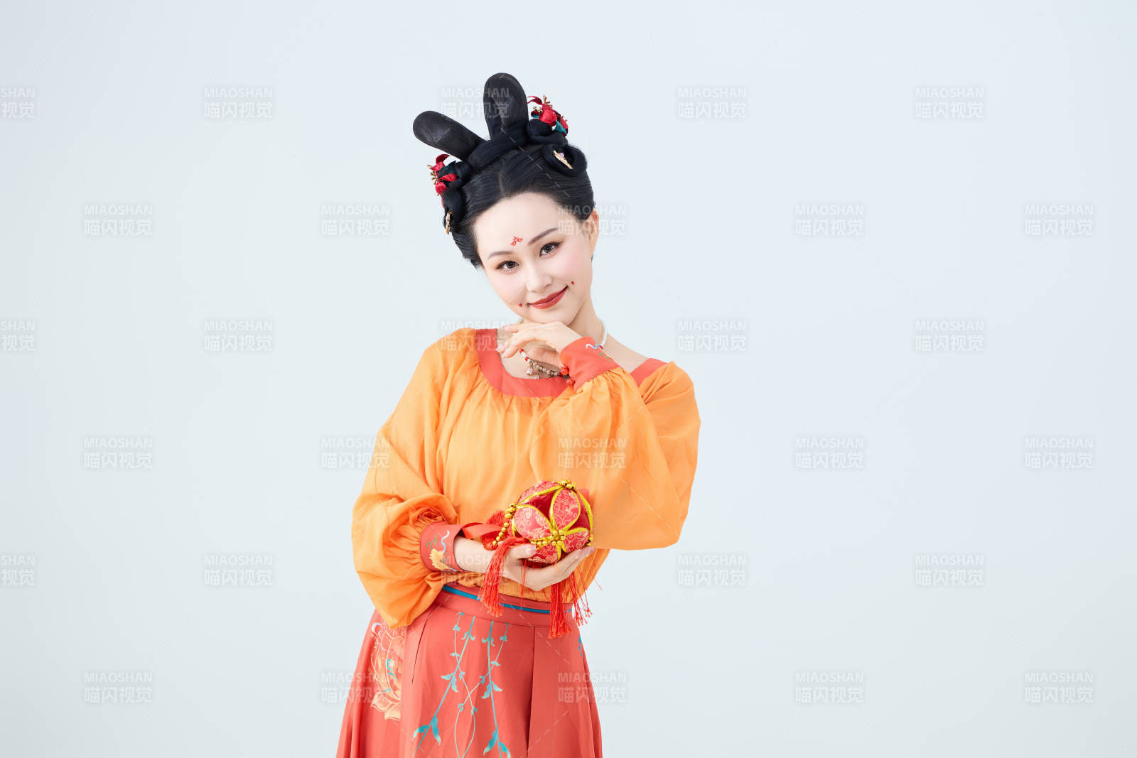 穿着古代唐朝服饰妆造表演古典舞的美丽舞者