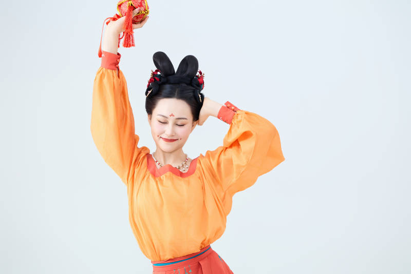 穿着古代唐朝服饰妆造表演古典舞的美丽舞者