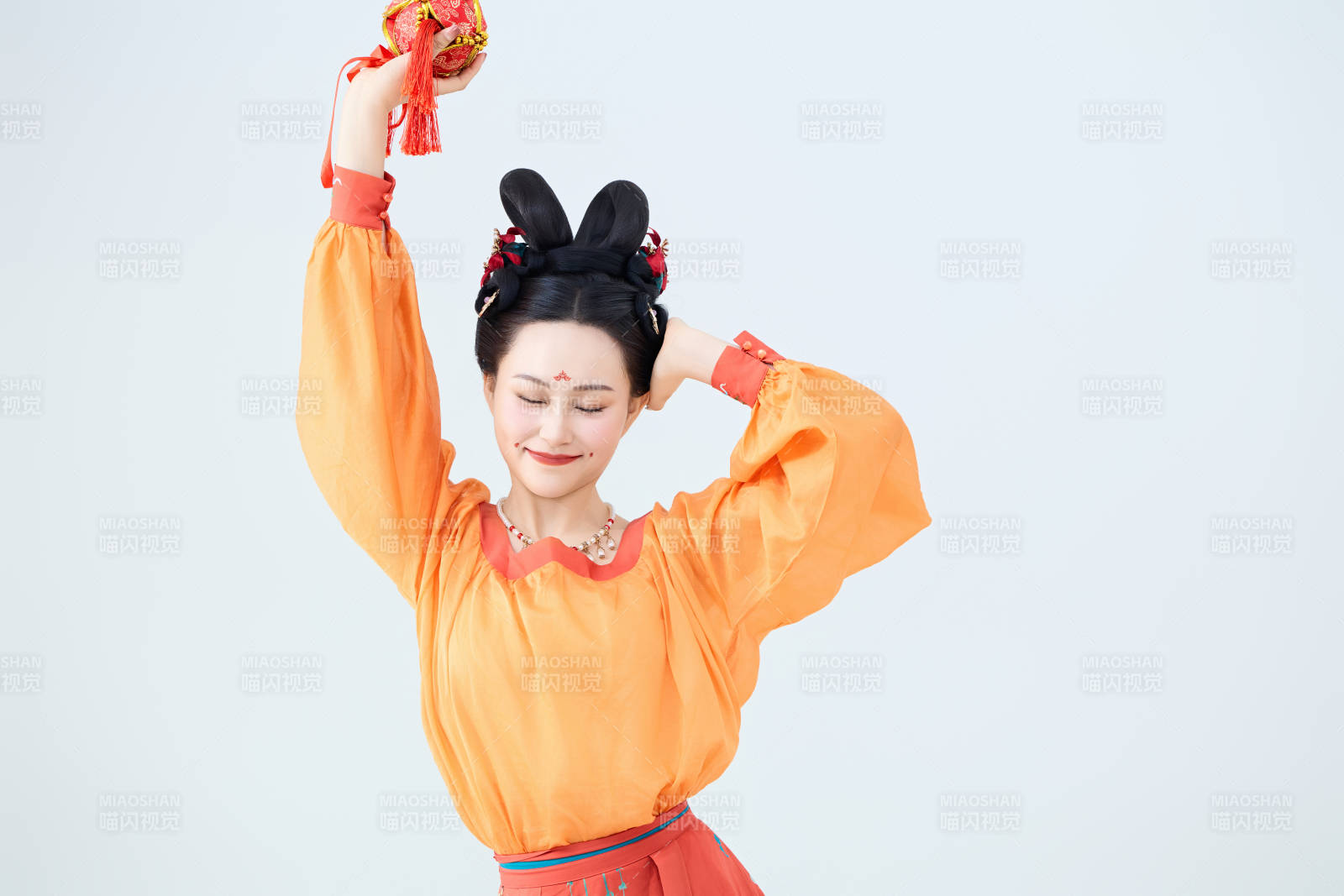 穿着古代唐朝服饰妆造表演古典舞的美丽舞者