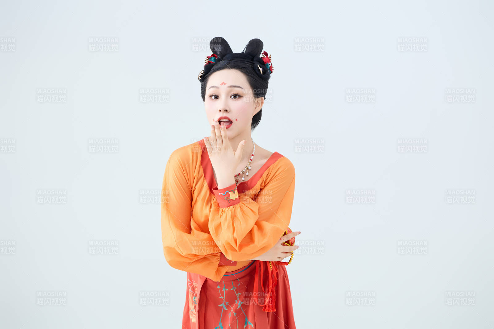 穿着古代唐朝服饰妆造表演古典舞的美丽舞者