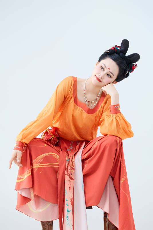 穿着古代唐朝服饰妆造表演古典舞的美丽舞者