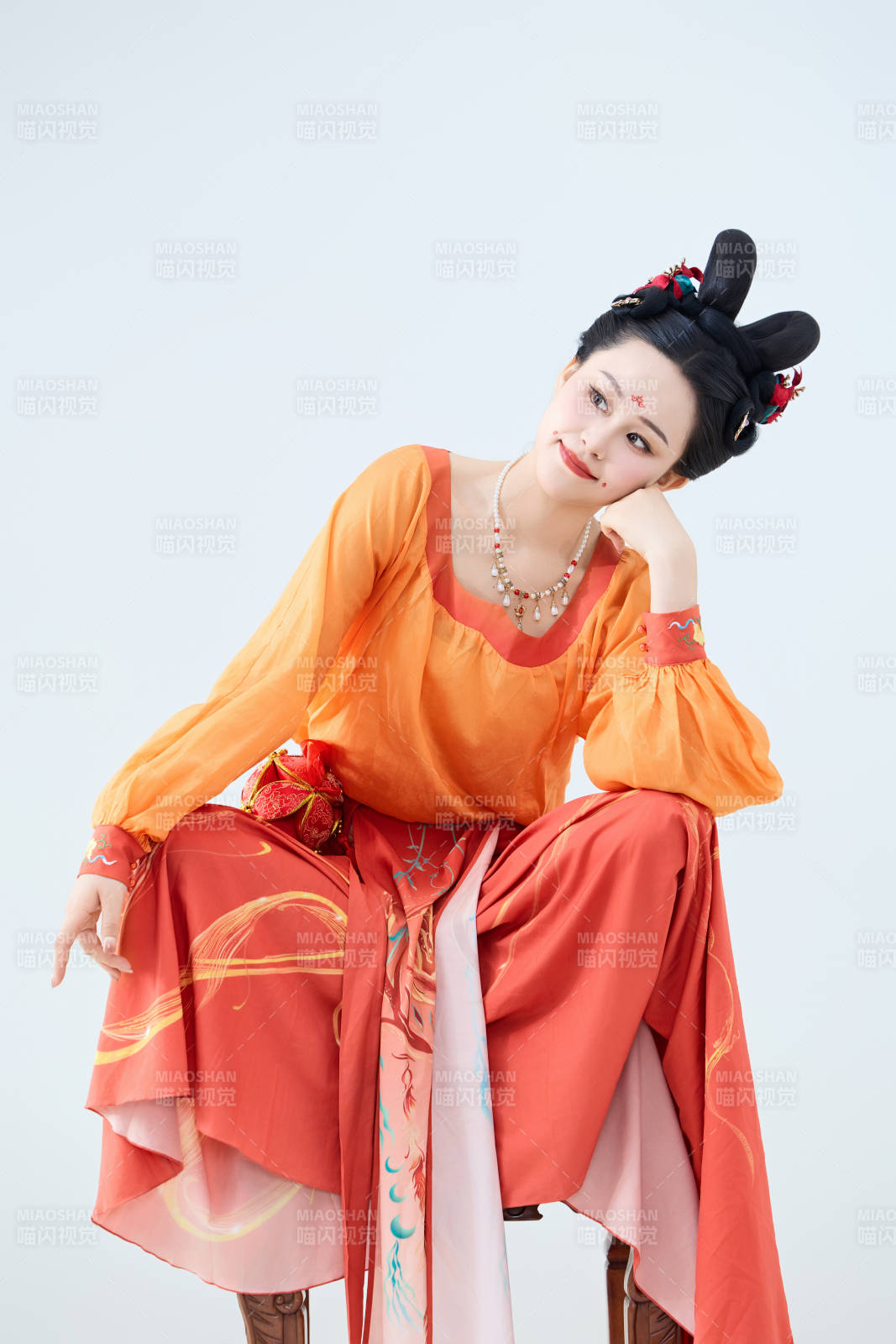 穿着古代唐朝服饰妆造表演古典舞的美丽舞者