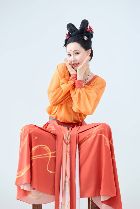 穿着古代唐朝服饰妆造表演古典舞的美丽舞者