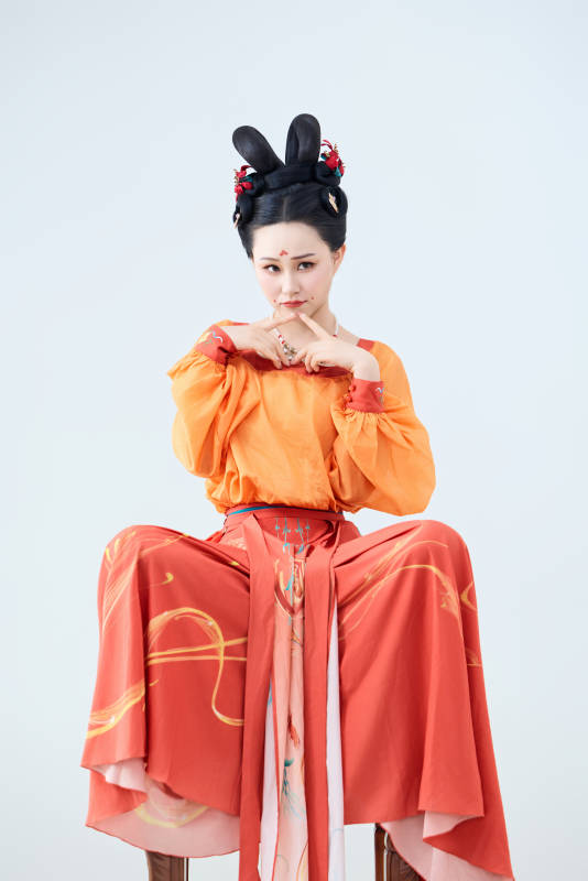 穿着古代唐朝服饰妆造表演古典舞的美丽舞者