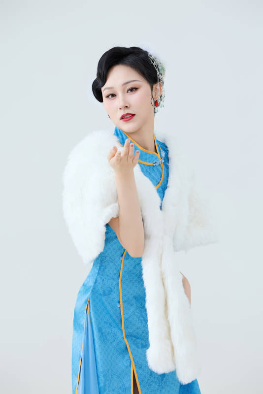 穿着中国中式旗袍表演舞蹈的美丽舞者