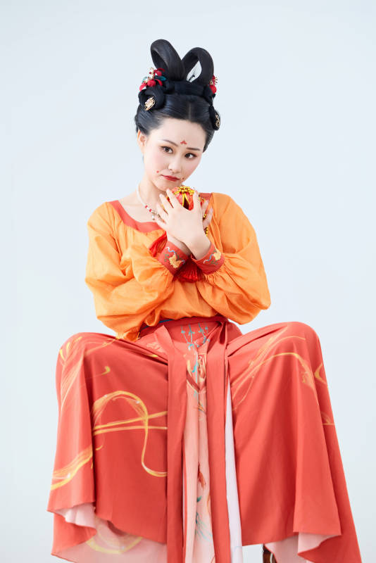 穿着古代唐朝服饰妆造表演古典舞的美丽舞者