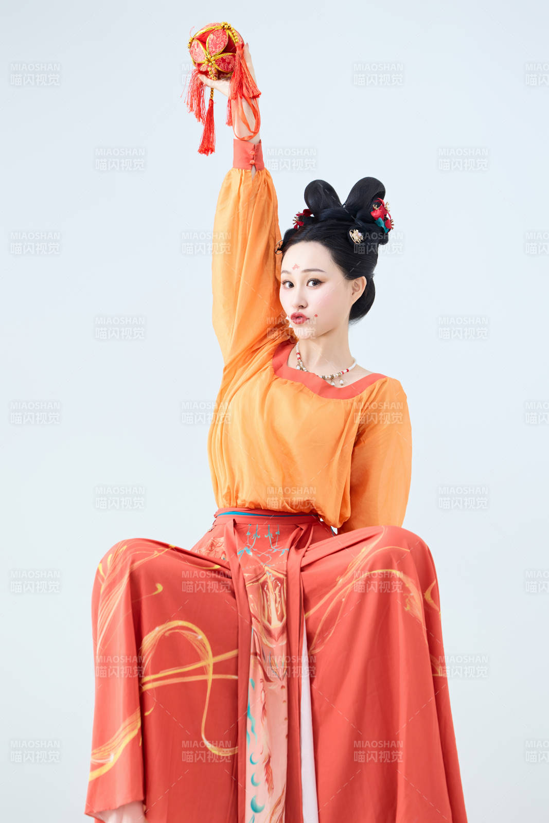 穿着古代唐朝服饰妆造表演古典舞的美丽舞者