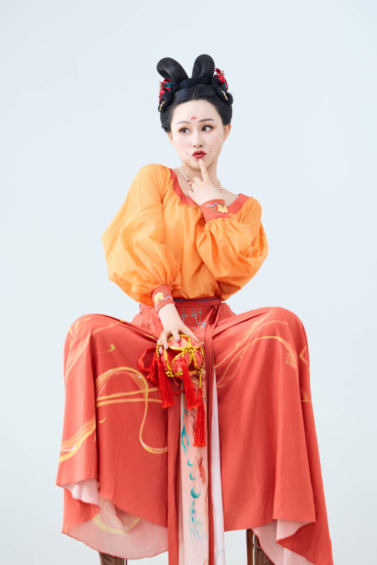 穿着古代唐朝服饰妆造表演古典舞的美丽舞者