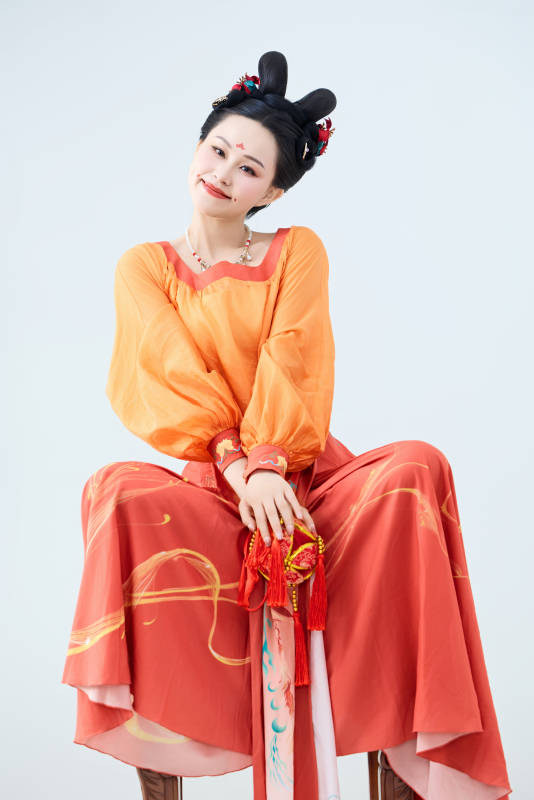 穿着古代唐朝服饰妆造表演古典舞的美丽舞者