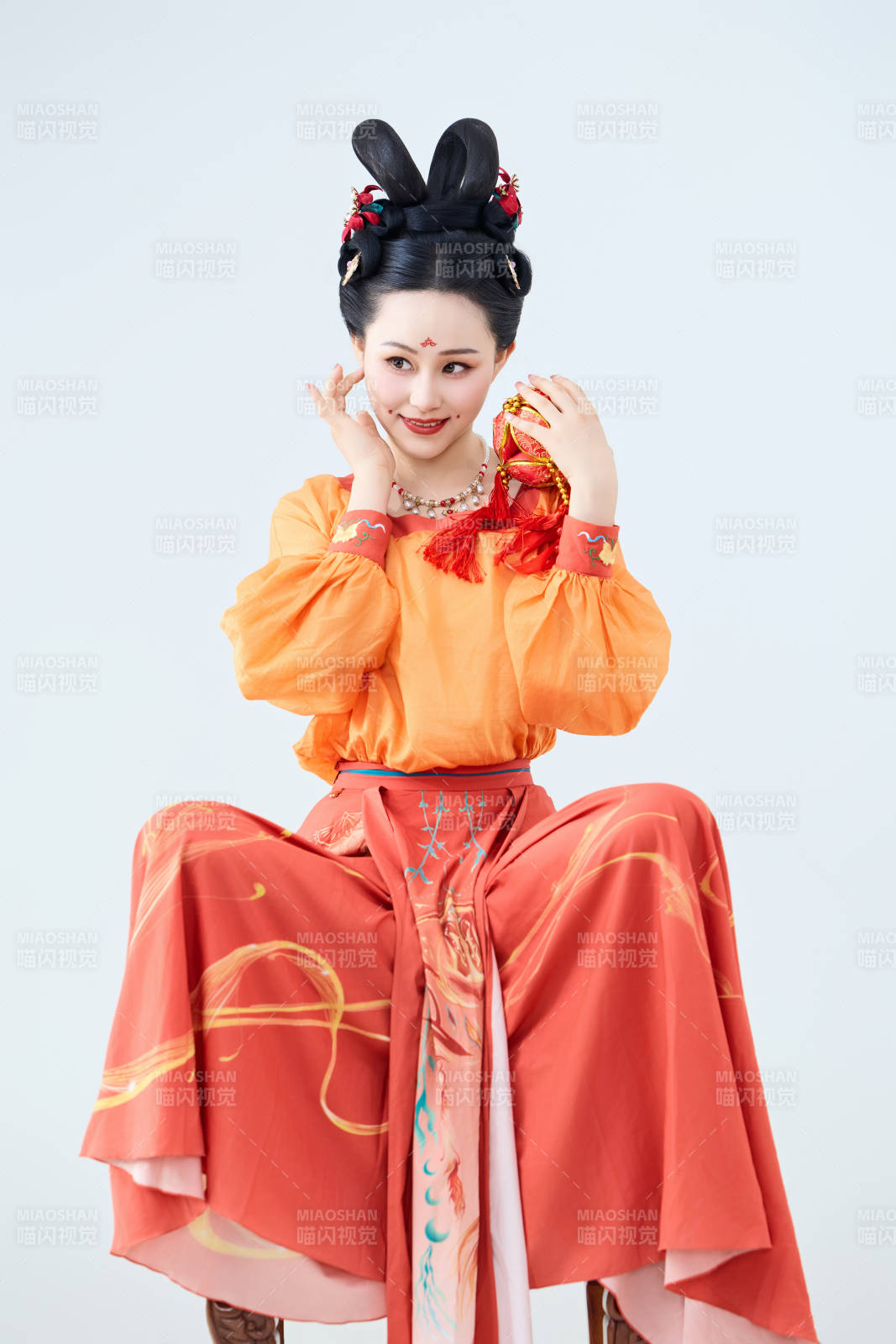 穿着古代唐朝服饰妆造表演古典舞的美丽舞者