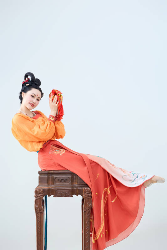 穿着古代唐朝服饰妆造表演古典舞的美丽舞者