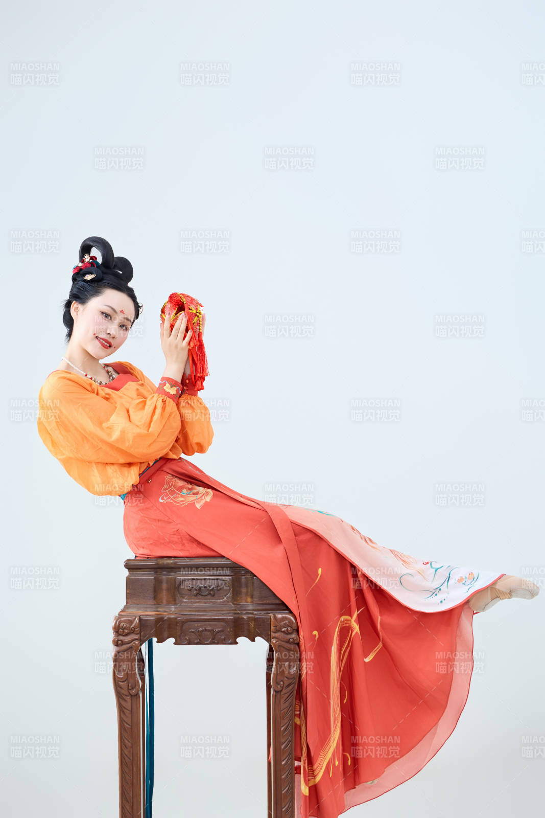 穿着古代唐朝服饰妆造表演古典舞的美丽舞者