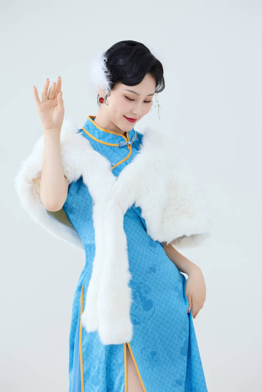 穿着中国中式旗袍表演舞蹈的美丽舞者