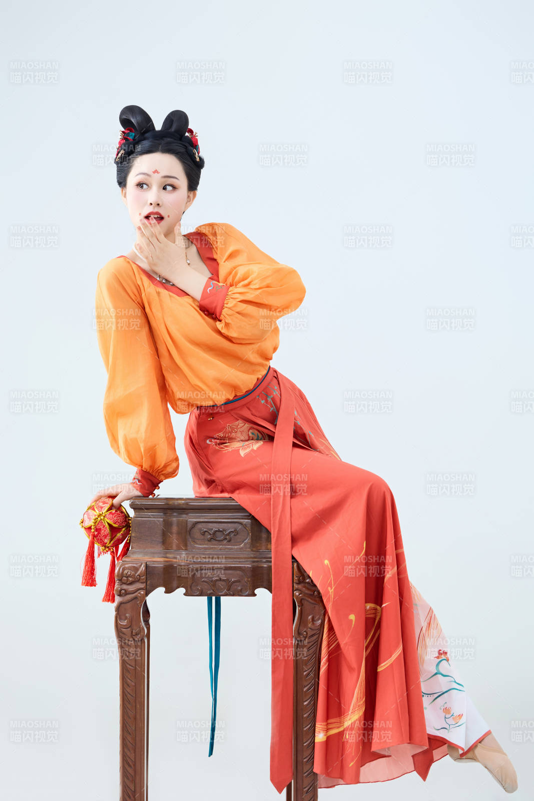 穿着古代唐朝服饰妆造表演古典舞的美丽舞者