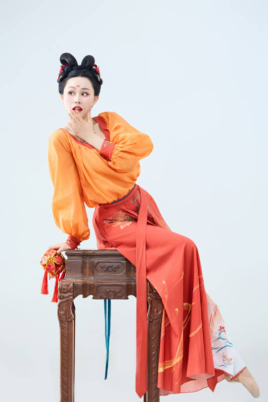 穿着古代唐朝服饰妆造表演古典舞的美丽舞者