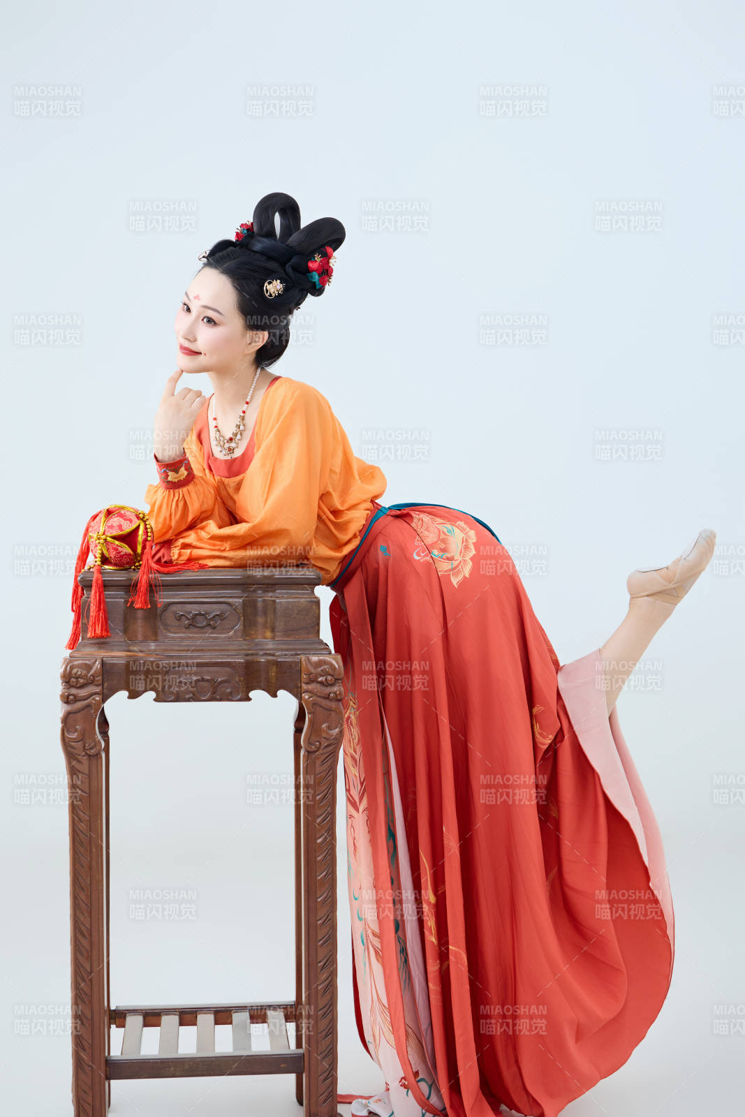 穿着古代唐朝服饰妆造表演古典舞的美丽舞者