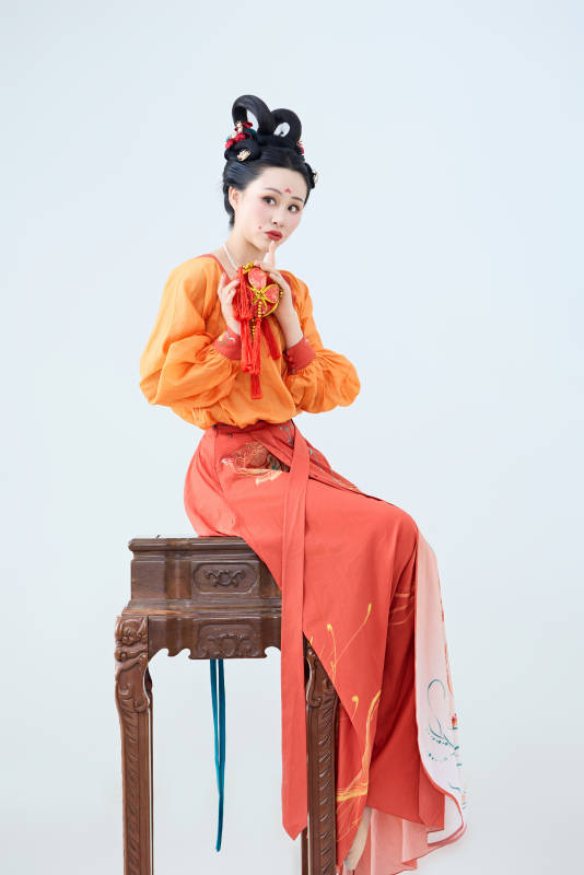 穿着古代唐朝服饰妆造表演古典舞的美丽舞者