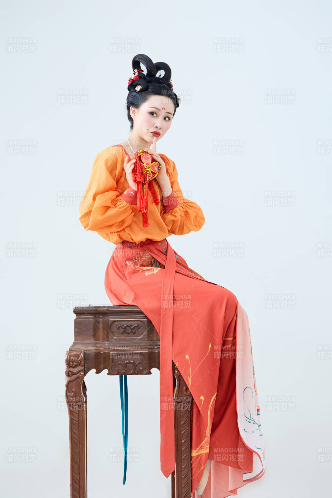 穿着古代唐朝服饰妆造表演古典舞的美丽舞者