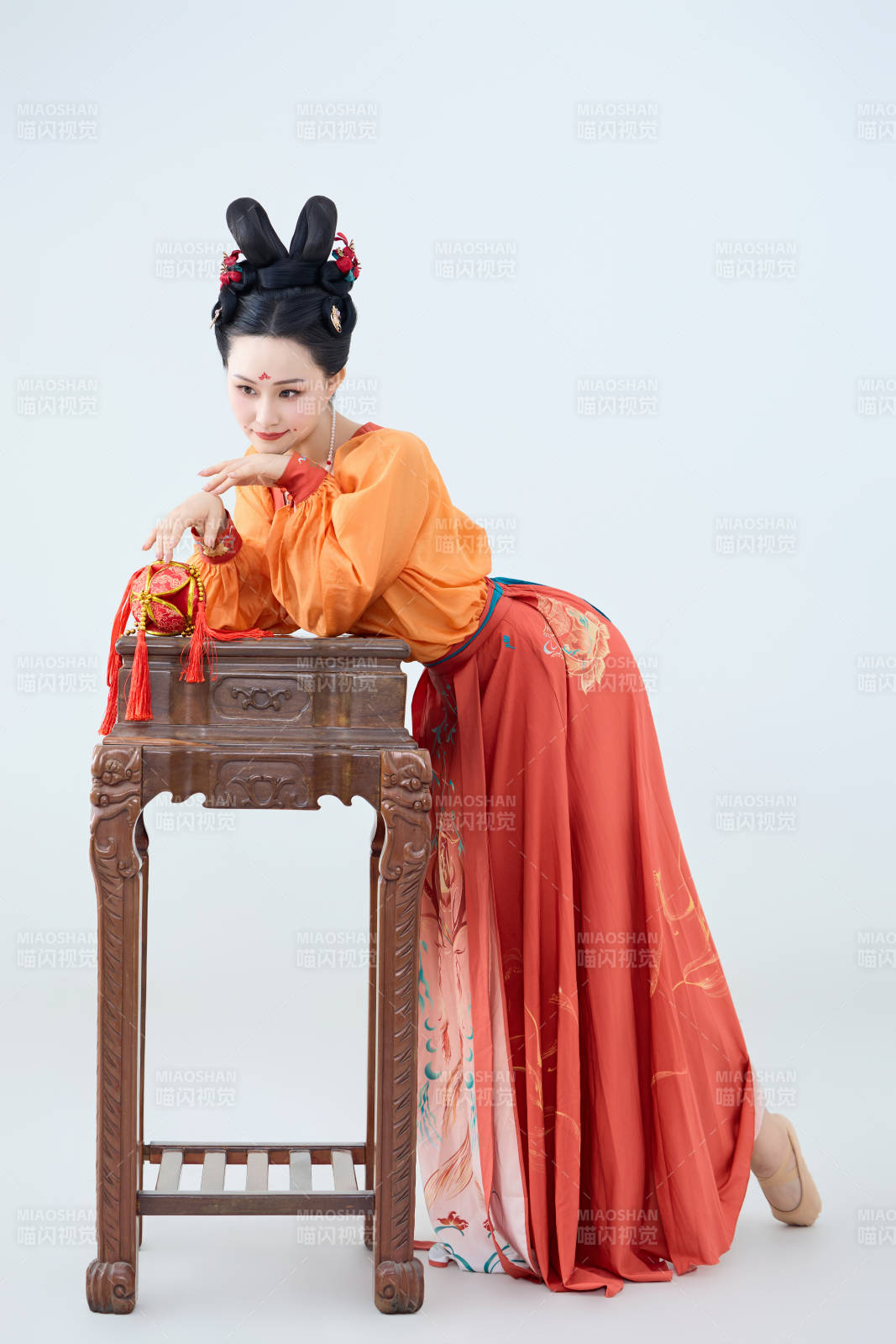 穿着古代唐朝服饰妆造表演古典舞的美丽舞者