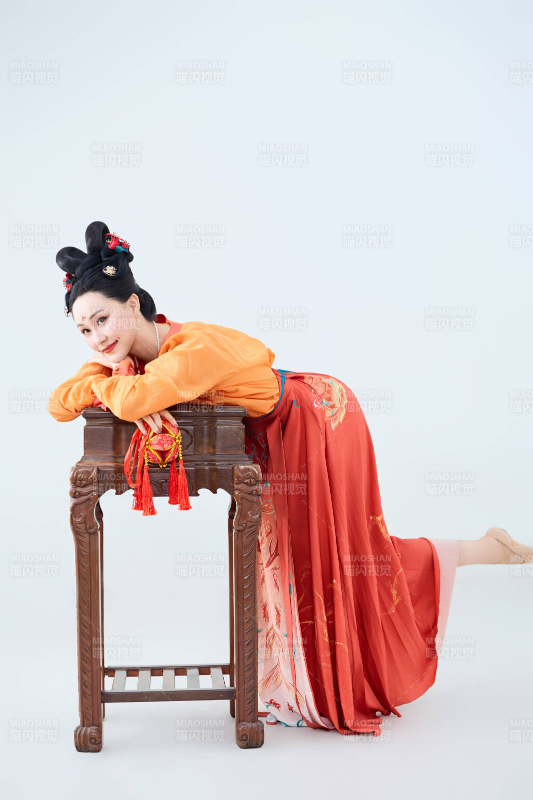 穿着古代唐朝服饰妆造表演古典舞的美丽舞者