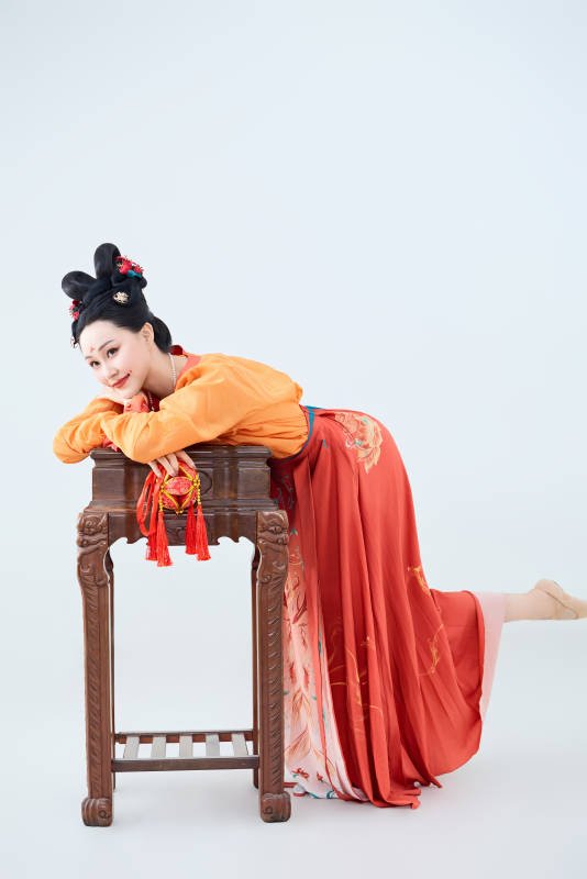 穿着古代唐朝服饰妆造表演古典舞的美丽舞者