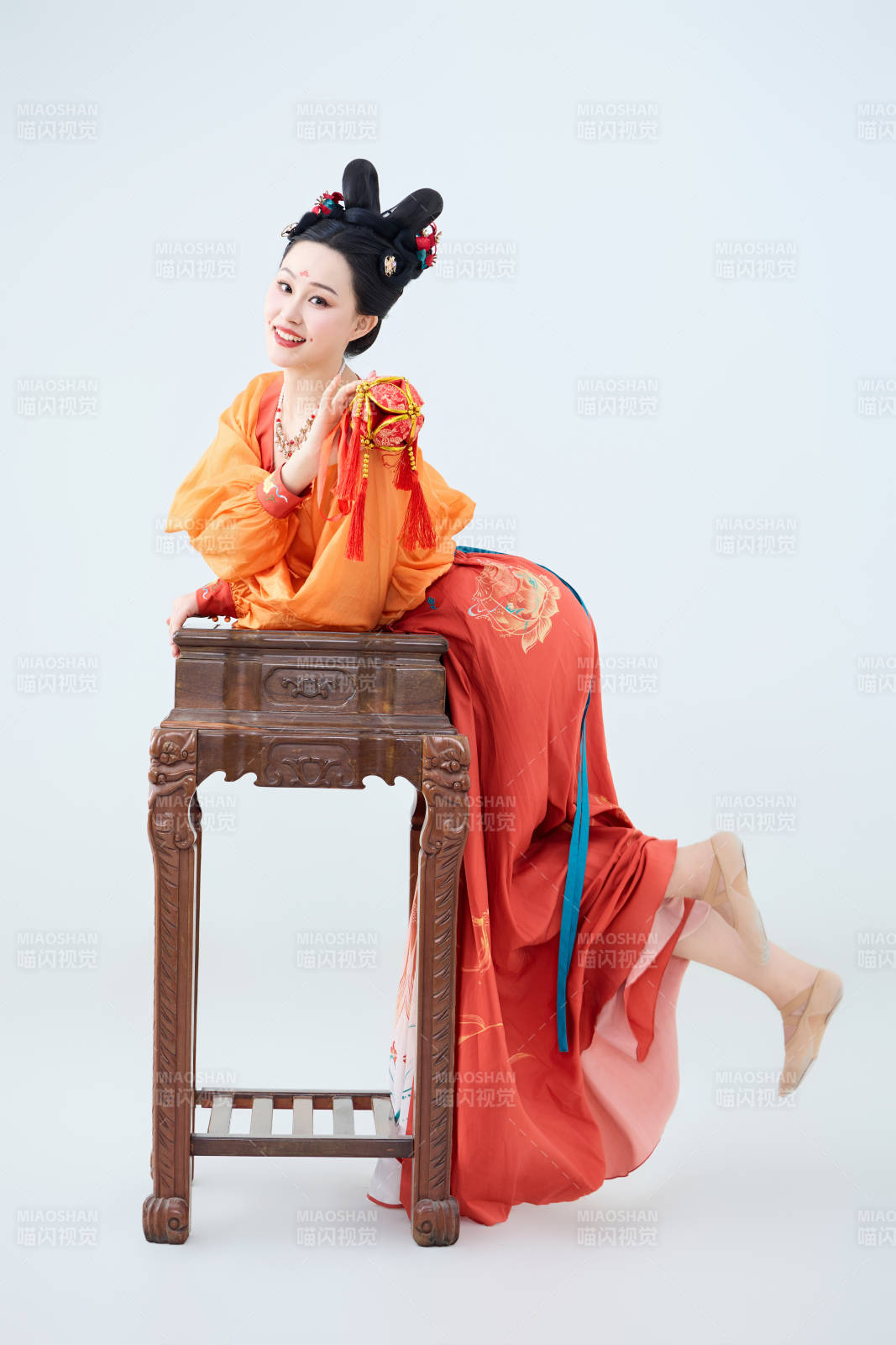 穿着古代唐朝服饰妆造表演古典舞的美丽舞者