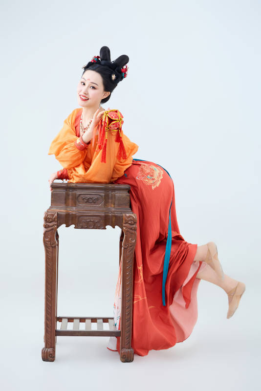 穿着古代唐朝服饰妆造表演古典舞的美丽舞者