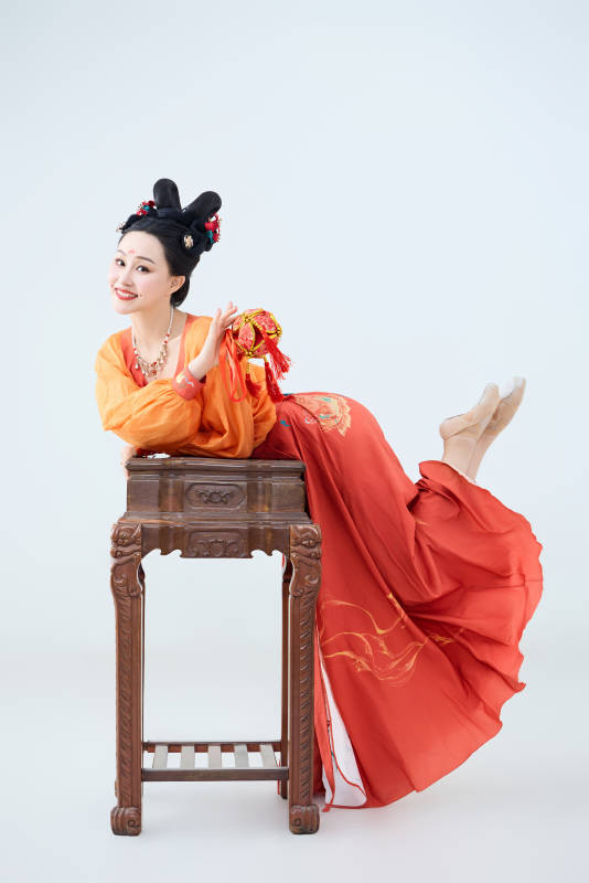 穿着古代唐朝服饰妆造表演古典舞的美丽舞者