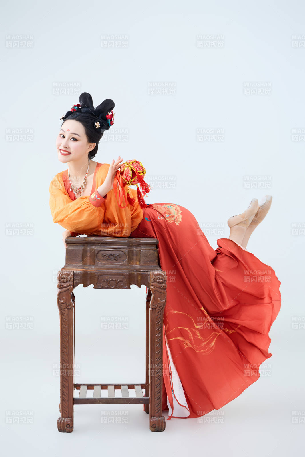 穿着古代唐朝服饰妆造表演古典舞的美丽舞者