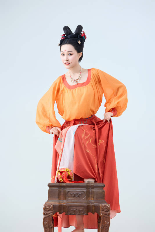 穿着古代唐朝服饰妆造表演古典舞的美丽舞者