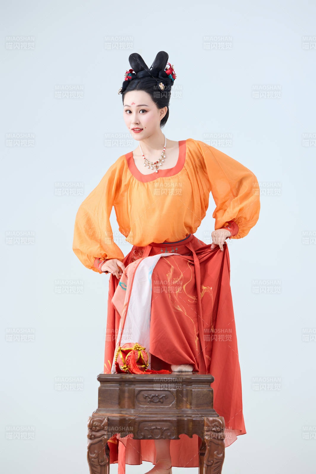 穿着古代唐朝服饰妆造表演古典舞的美丽舞者