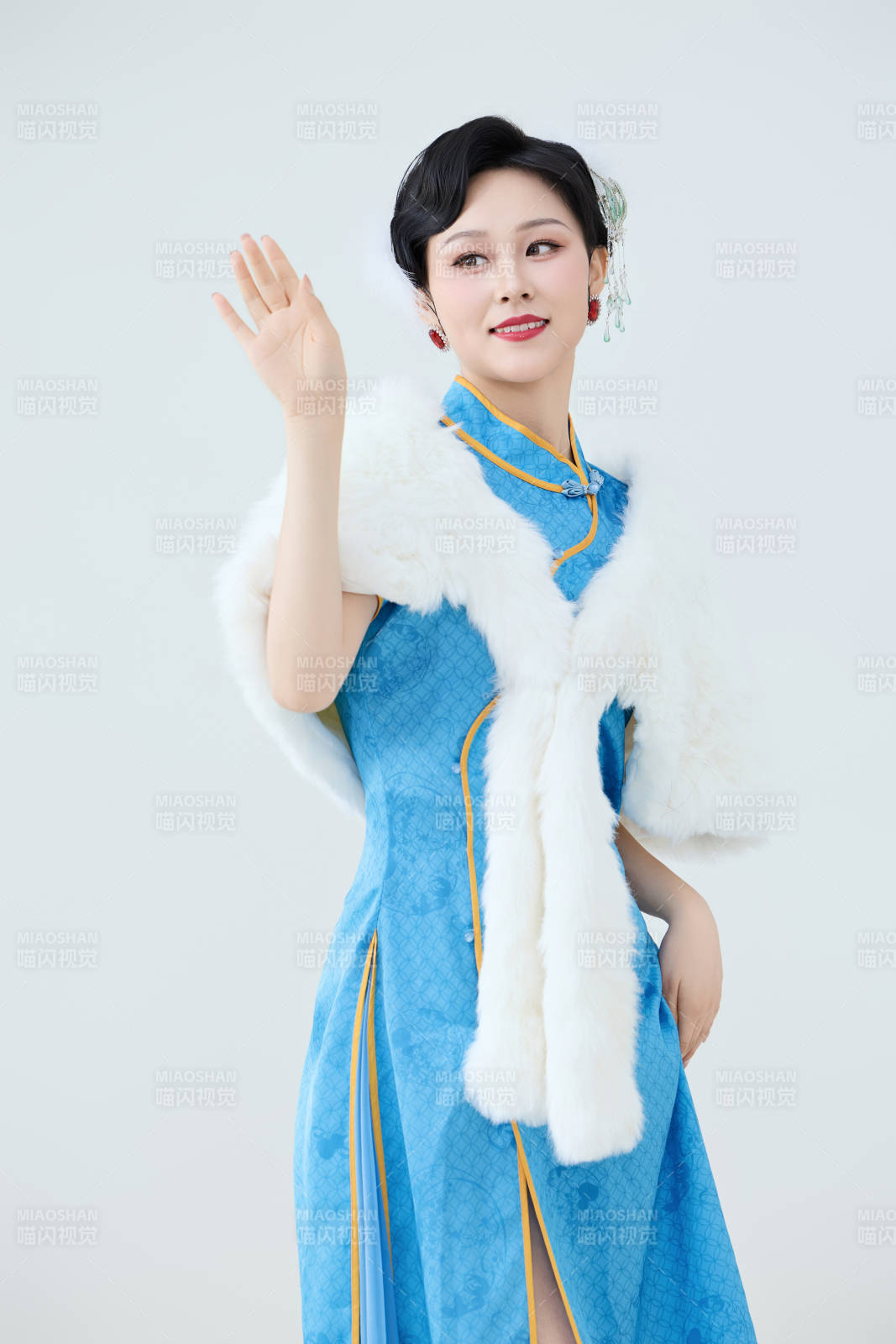 穿着中国中式旗袍表演舞蹈的美丽舞者