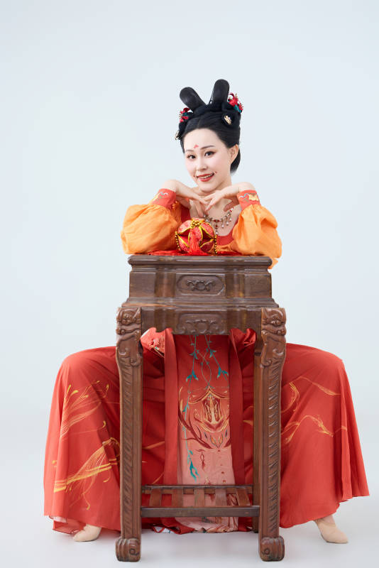 穿着古代唐朝服饰妆造表演古典舞的美丽舞者