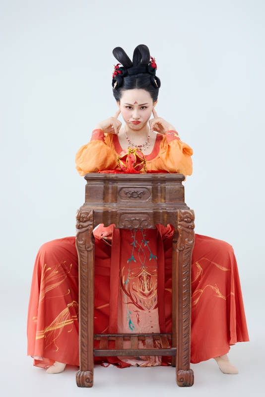 穿着古代唐朝服饰妆造表演古典舞的美丽舞者