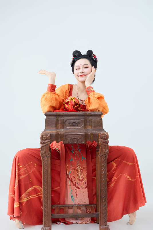 穿着古代唐朝服饰妆造表演古典舞的美丽舞者