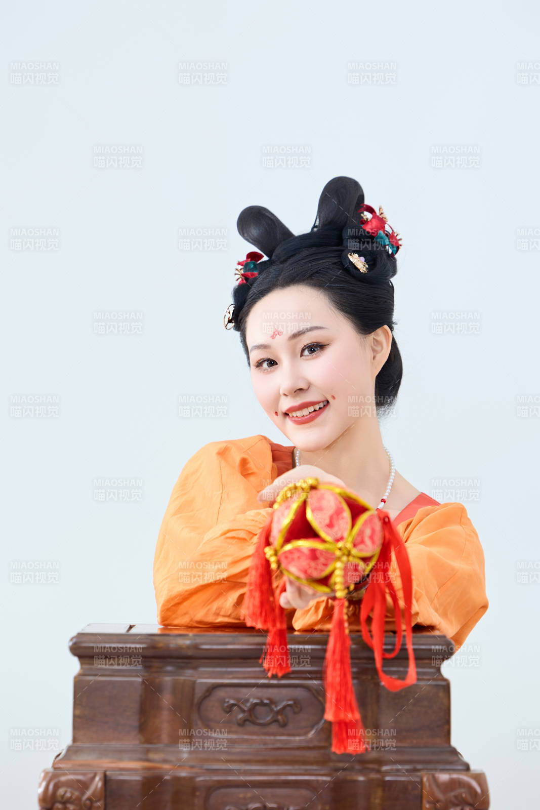 穿着古代唐朝服饰妆造表演古典舞的美丽舞者