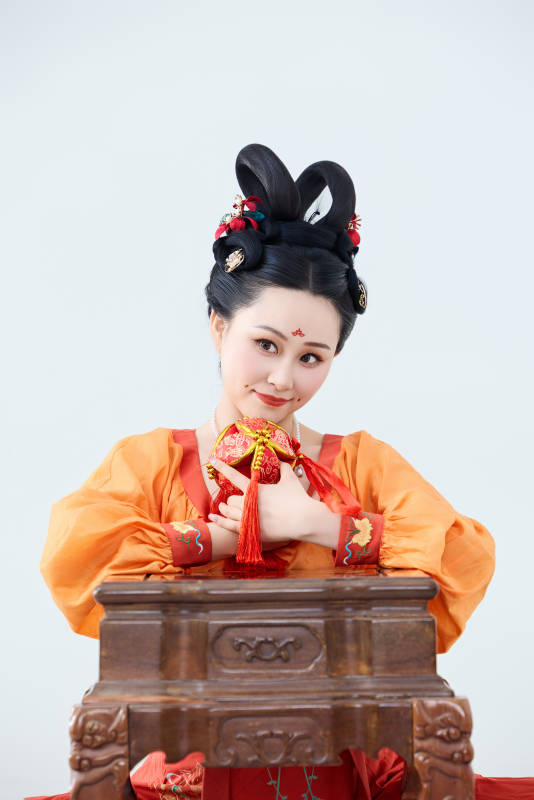 穿着古代唐朝服饰妆造表演古典舞的美丽舞者