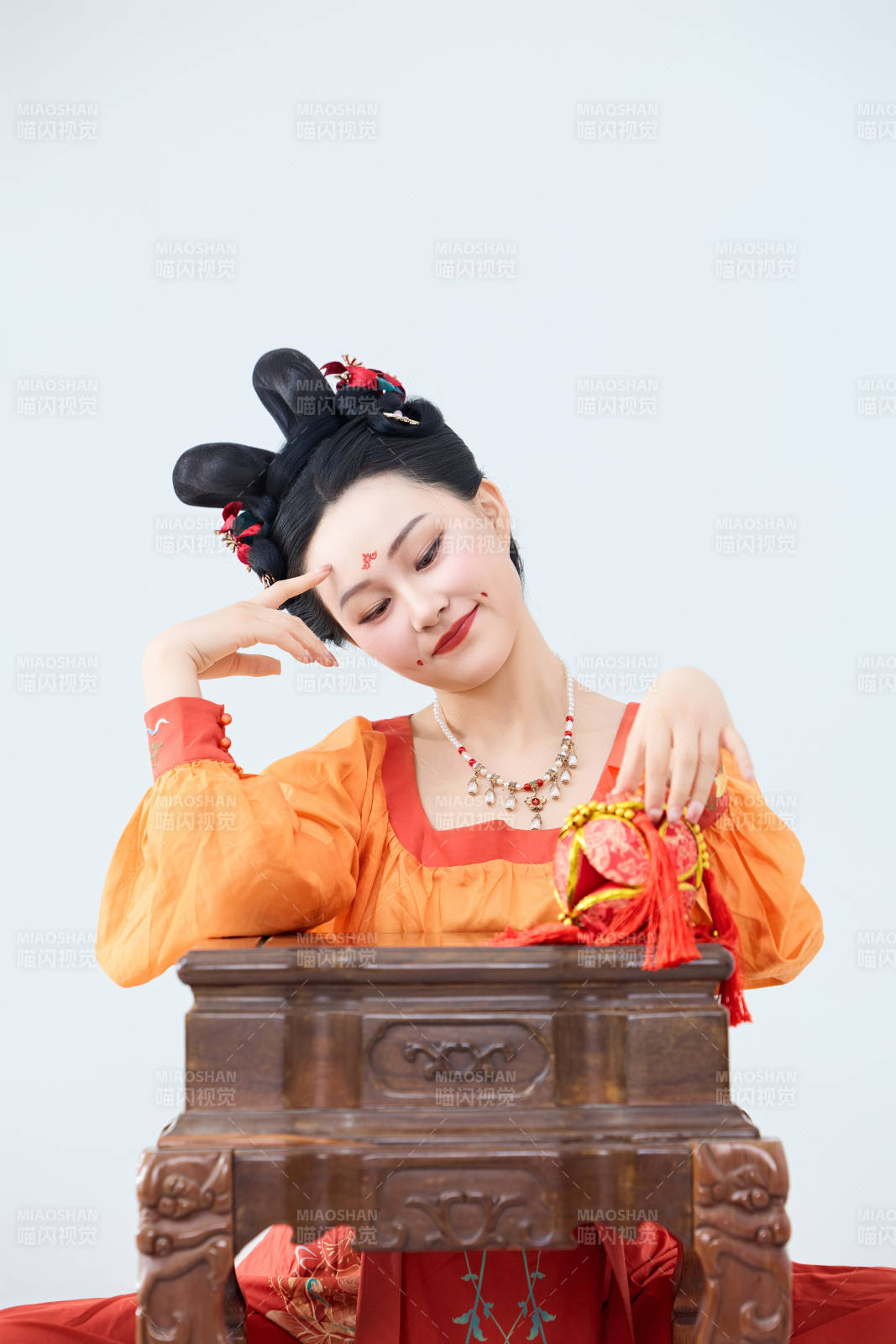 穿着古代唐朝服饰妆造表演古典舞的美丽舞者