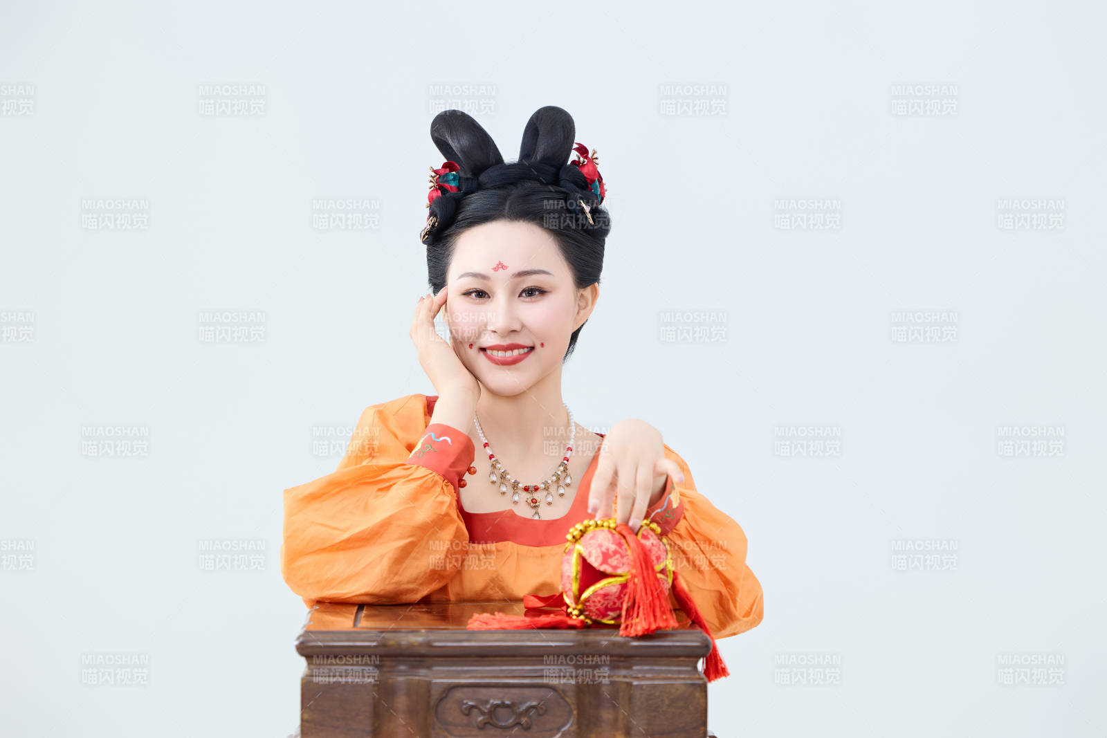 穿着古代唐朝服饰妆造表演古典舞的美丽舞者