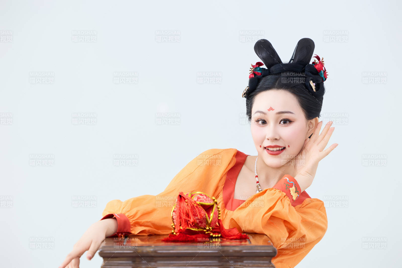 穿着古代唐朝服饰妆造表演古典舞的美丽舞者