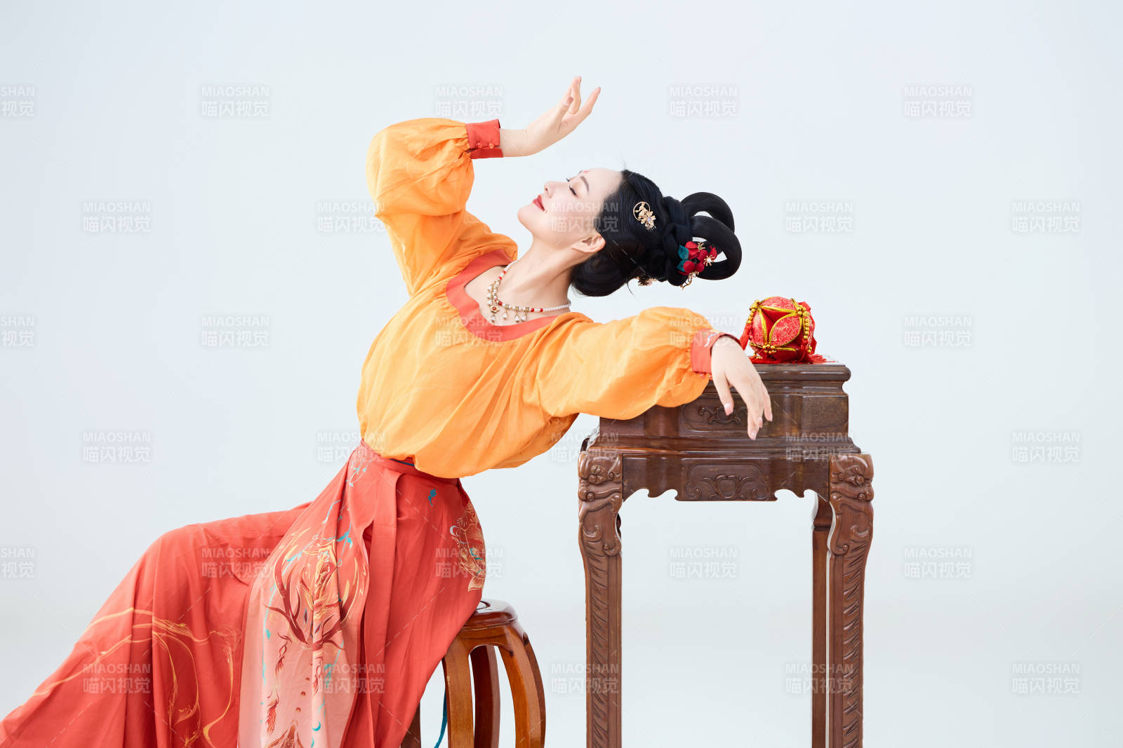 穿着古代唐朝服饰妆造表演古典舞的美丽舞者