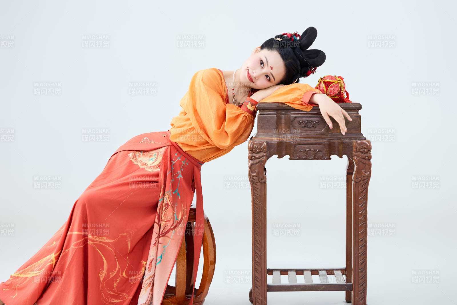 穿着古代唐朝服饰妆造表演古典舞的美丽舞者