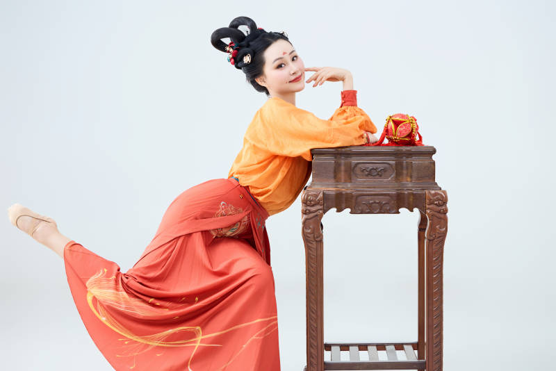 穿着古代唐朝服饰妆造表演古典舞的美丽舞者