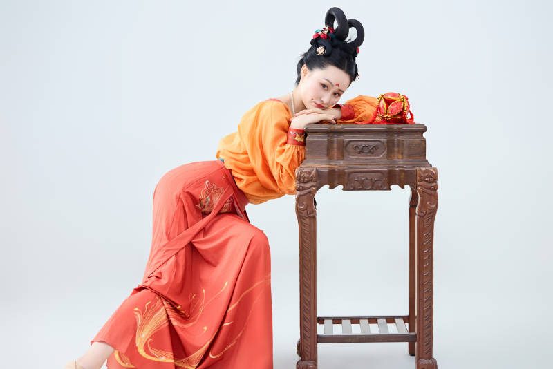 穿着古代唐朝服饰妆造表演古典舞的美丽舞者