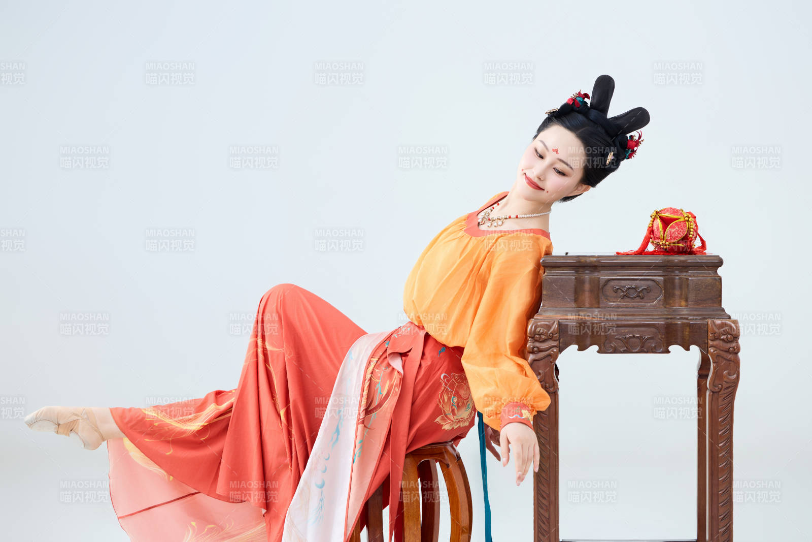 穿着古代唐朝服饰妆造表演古典舞的美丽舞者