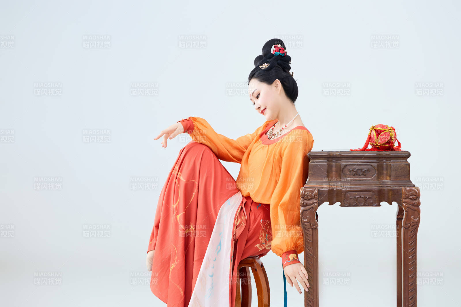 穿着古代唐朝服饰妆造表演古典舞的美丽舞者