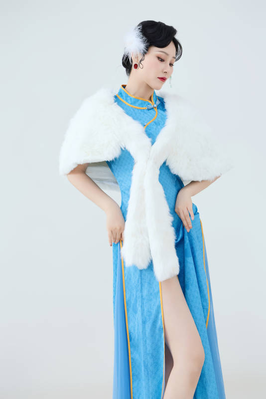 穿着中国中式旗袍表演舞蹈的美丽舞者