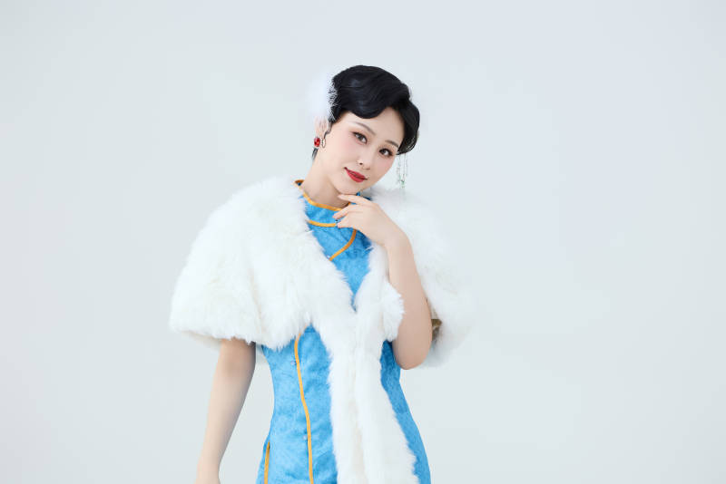 穿着中国中式旗袍表演舞蹈的美丽舞者