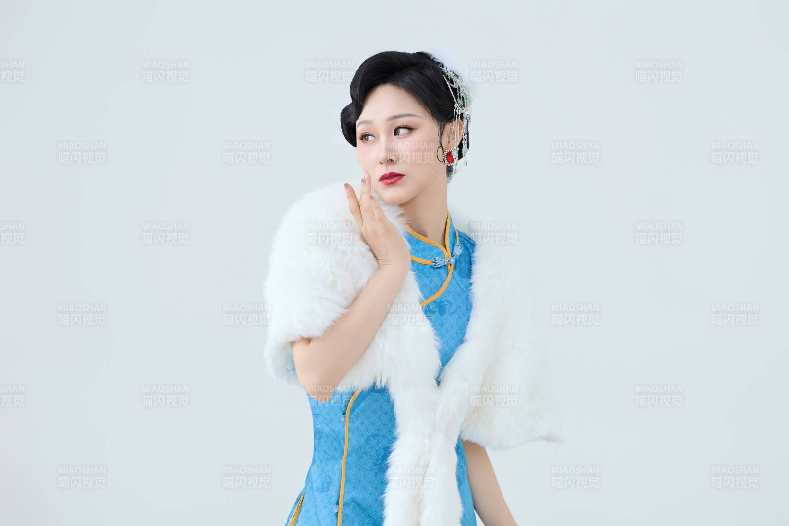 穿着中国中式旗袍表演舞蹈的美丽舞者